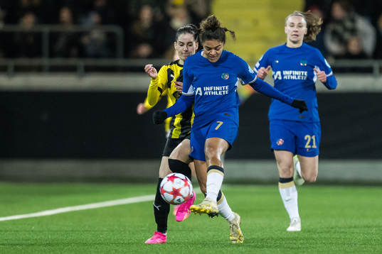 Clarissa Larisey of Häcken and Jessica Carter of Chelsea