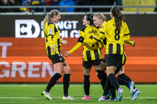 Clarissa Larisey of Häcken celebrate with teammates after scoring 1-1