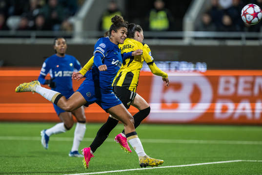 Clarissa Larisey of Häcken and Jessica Carter of Chelsea
