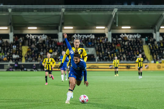 Rusul Rosa Kafaji of Häcken and Jessica Carter of Chelsea