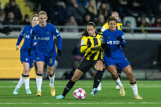 Rusul Rosa Kafaji of Häcken and Jessica Carter of Chelsea