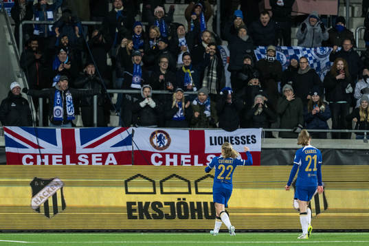 Erin Cuthbert of Chelsea celebrates after scoring 1-2