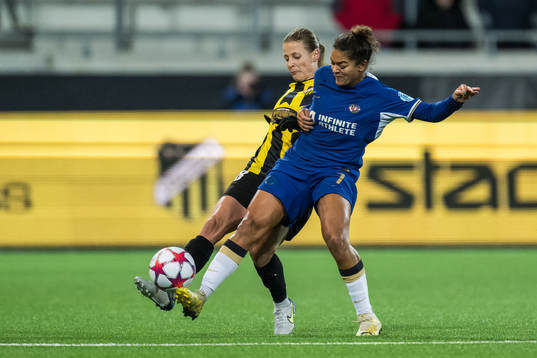 Anna Anvegård of Häcken and Jessica Carter of Chelsea