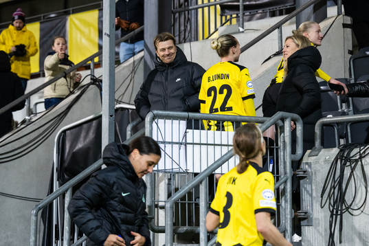 Tony Gustavsson head coach of Australia, Marika Bergman Lundin and Aivi Luik of Häcken, Rebecka Blomqvist of Wolfsburg and Sam Kerr of Chelsea