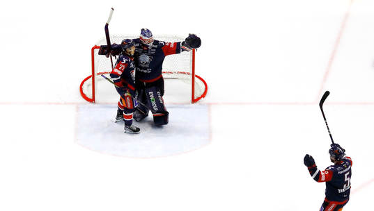 Linköpings Vilmos Gallo, målvakt Marcus Högberg och