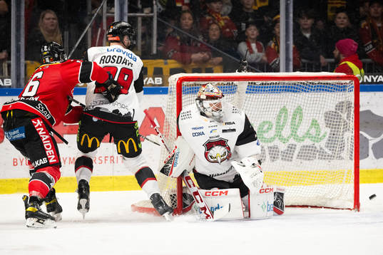 Luleås Niklas Olausson oroar framför Malmö Redhawks Kim