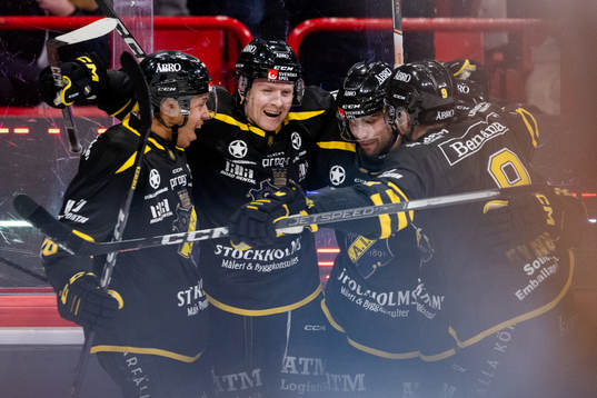 AIKs spelare jublar med Eric Norin