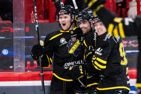 AIKs Eric Norin jublar med Zion Nybeck