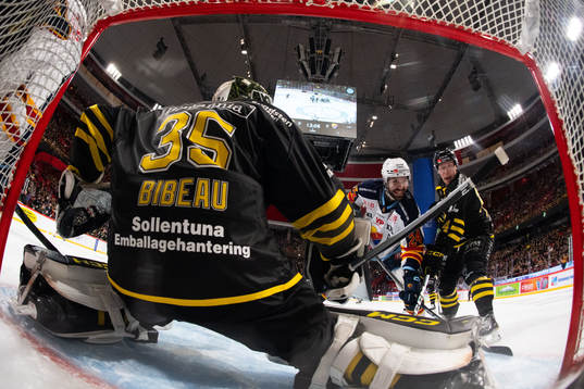 Djurgårdens Ludvig Rensfeldt mot AIKs målvakt Antoine