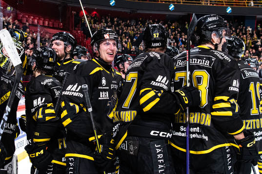 AIKs Filip Windlert jublar med lagkamrater och supportrar