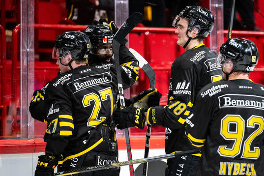 AIKs Daniel Muzito-Bagenda och Christoffer Björk jublar