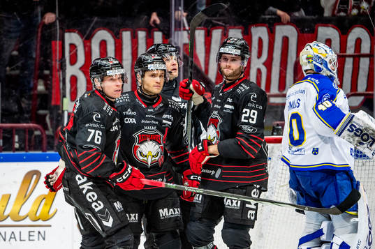 Malmö Redhawks Tomi Sallinen jublar med lagkamraterna