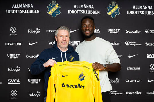 AIKs sportchef Thomas Berntsen och Ismael Diawara