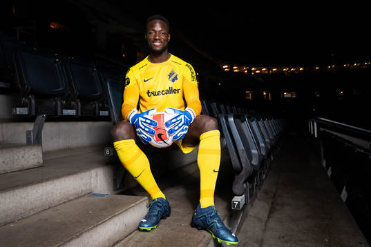 Ismael Diawara poserar för ett porträtt i samband med att han presenteras som nyförvärv