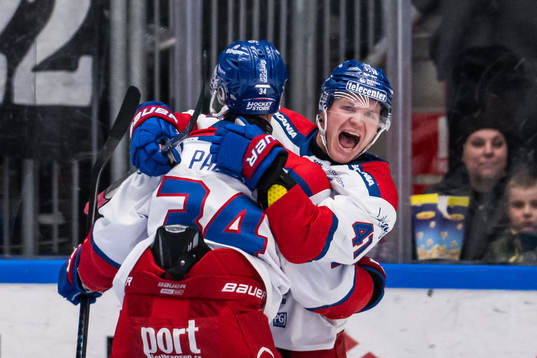 Oskarshamns Olli Palola och Johan Johnsson jublar