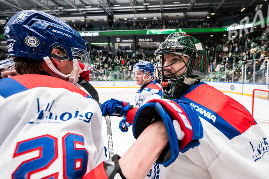 Oskarshamns målvakt Tomas Rydén jublar