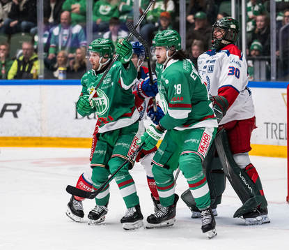 Rögles Simon Ryfors  och Dennis Everberg framför