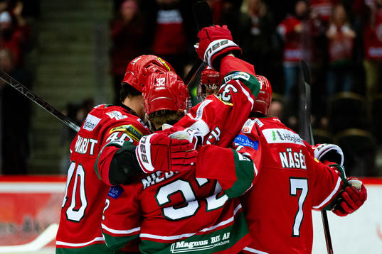 MoDos spelare jublar med Theodor Niederbach