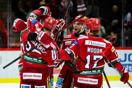 MoDos spelare jublar med David Bernhardt