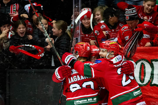 MoDos spelare jublar med Riley Woods