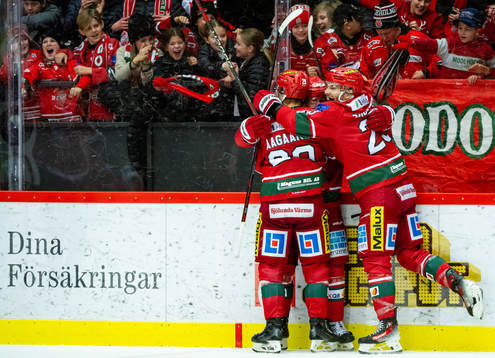MoDos spelare jublar med Riley Woods