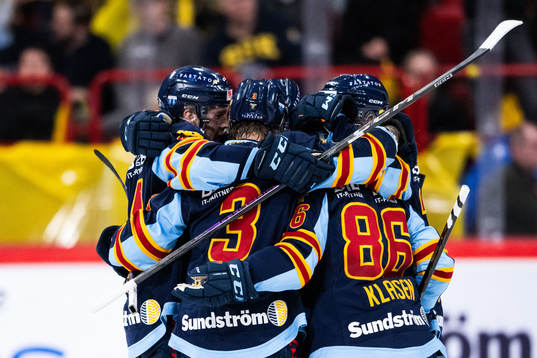 Djurgårdens Olle Liss jublar med lagkamrater