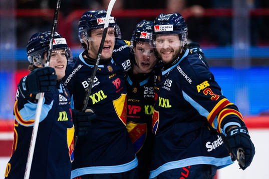 Djurgårdens Alexander Ytterell jublar med Emil Berglund,