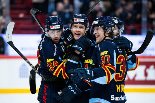 Djurgårdens Alexander Ytterell jublar med Emil Berglund,