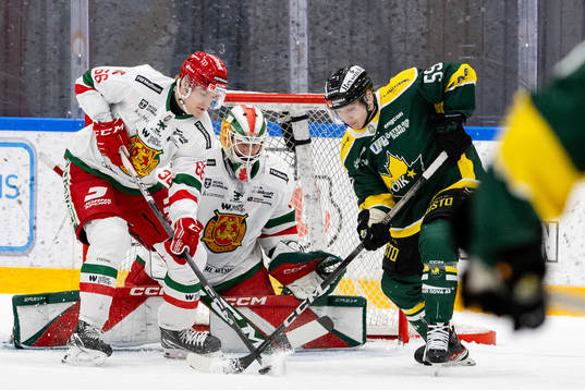 Östersunds Viktor Granholm oroar framför Moras Ludvig