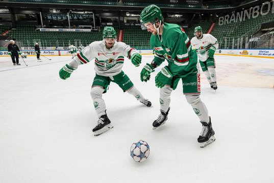 Henry Bowlby och Lukas Ekeståhl-Jonsson spelar fotboll