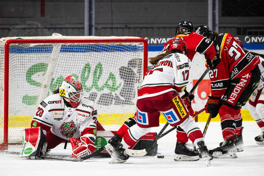 Modos målvakt Andrea Brändli och Luleås Jaycee Magwood