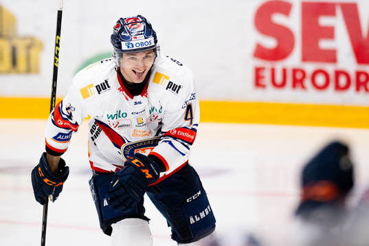 Växjös Keegan Lowe jublar