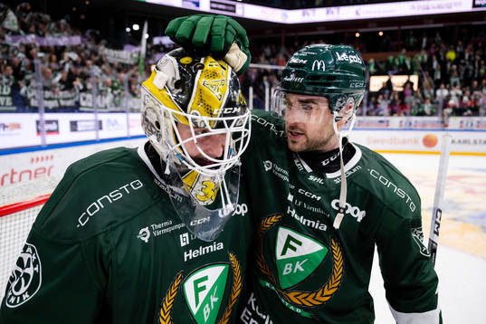 Färjestads målvakt Tobias Normann och Jonathan Andersson