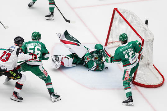 Malmö Redhawks Christoffer Forsberg oroar framför Rögles