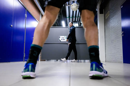 Frölundas Max Lindroth värmer upp