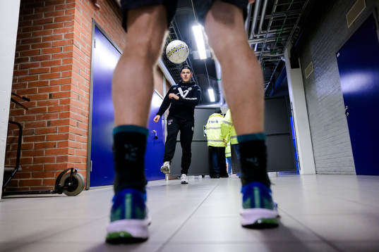 Frölundas Max Lindroth värmer upp