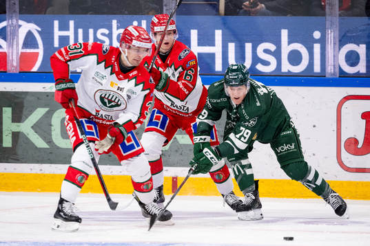 Frölundas Nicklas Lasu och Filip Hasa i en kamp mot