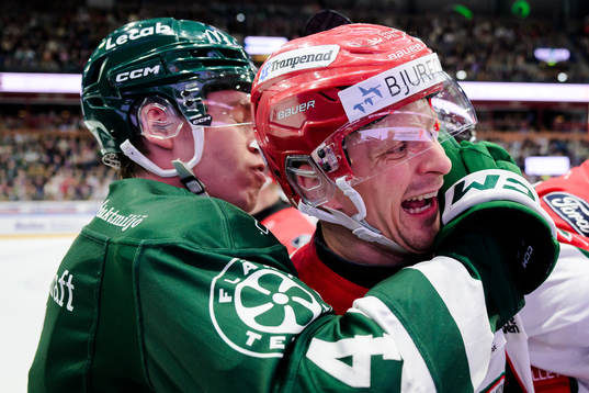 Färjestads Oscar Lawner och Frölundas Nicklas Lasu