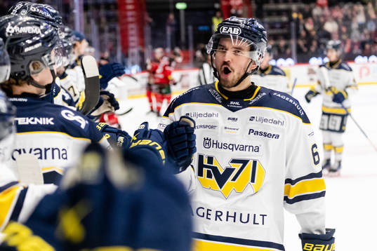 HV71s Oliwer Kaski jublar