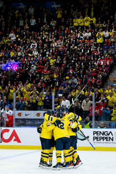 Players of Sweden celebrate with Jonathan Lekkerimäki