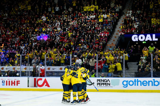 Players of Sweden celebrate with Jonathan Lekkerimäki