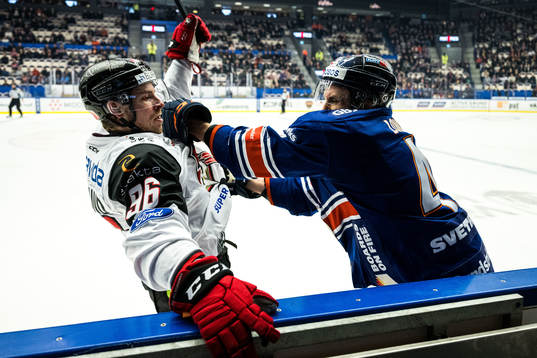 Malmö Redhawks Emil Forslund och Växjös Keegan Lowe
