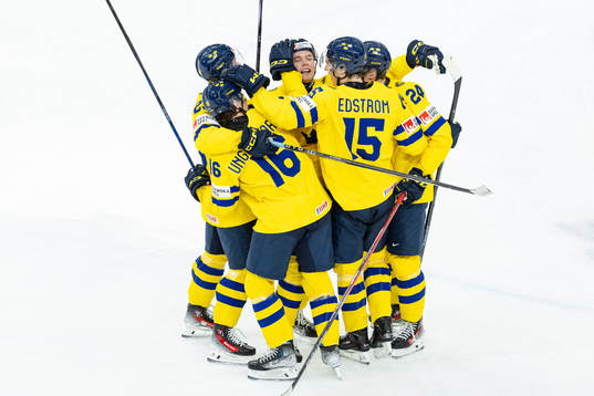 Players of Sweden celebrate with Theo Lindstein