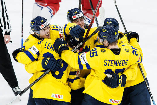 Players of Sweden celebrate with Jonathan Lekkerimäki