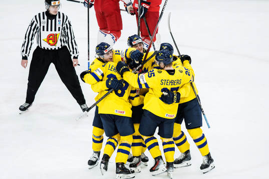 Players of Sweden celebrate with Jonathan Lekkerimäki