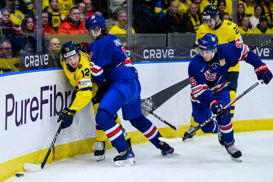 Noah Östlund of Sweden against Sam Rinzel of USA