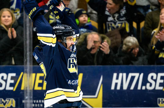 HV71s Oliwer Kaski jublar