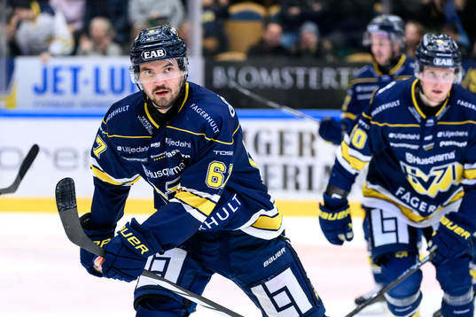 HV71s Oliwer Kaski jublar