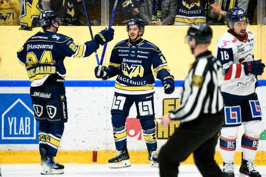 HV71s Isac Brännström jublar