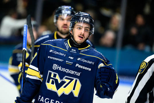HV71s Isac Brännström jublar
